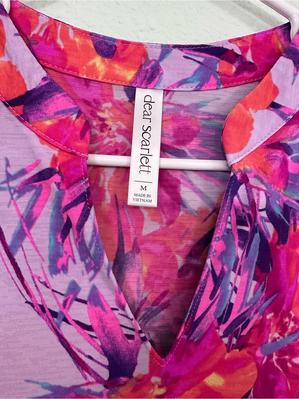 Dear Scarlett Vibrant Floral V-Neck Dress Medium - Picture 3 of 6